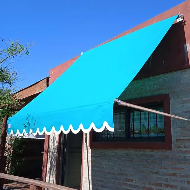 Toldo de brazo recto instalado en un local comercial de Rosario