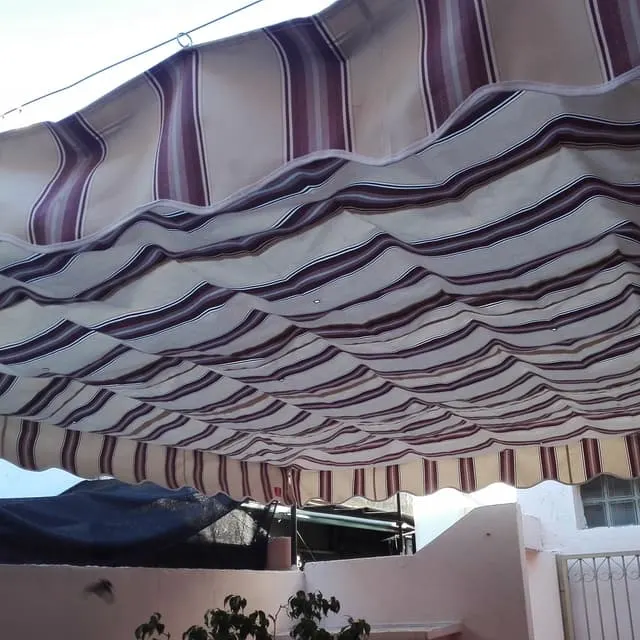 Toldo de patio de lona instalado sobre una galería en Rosario