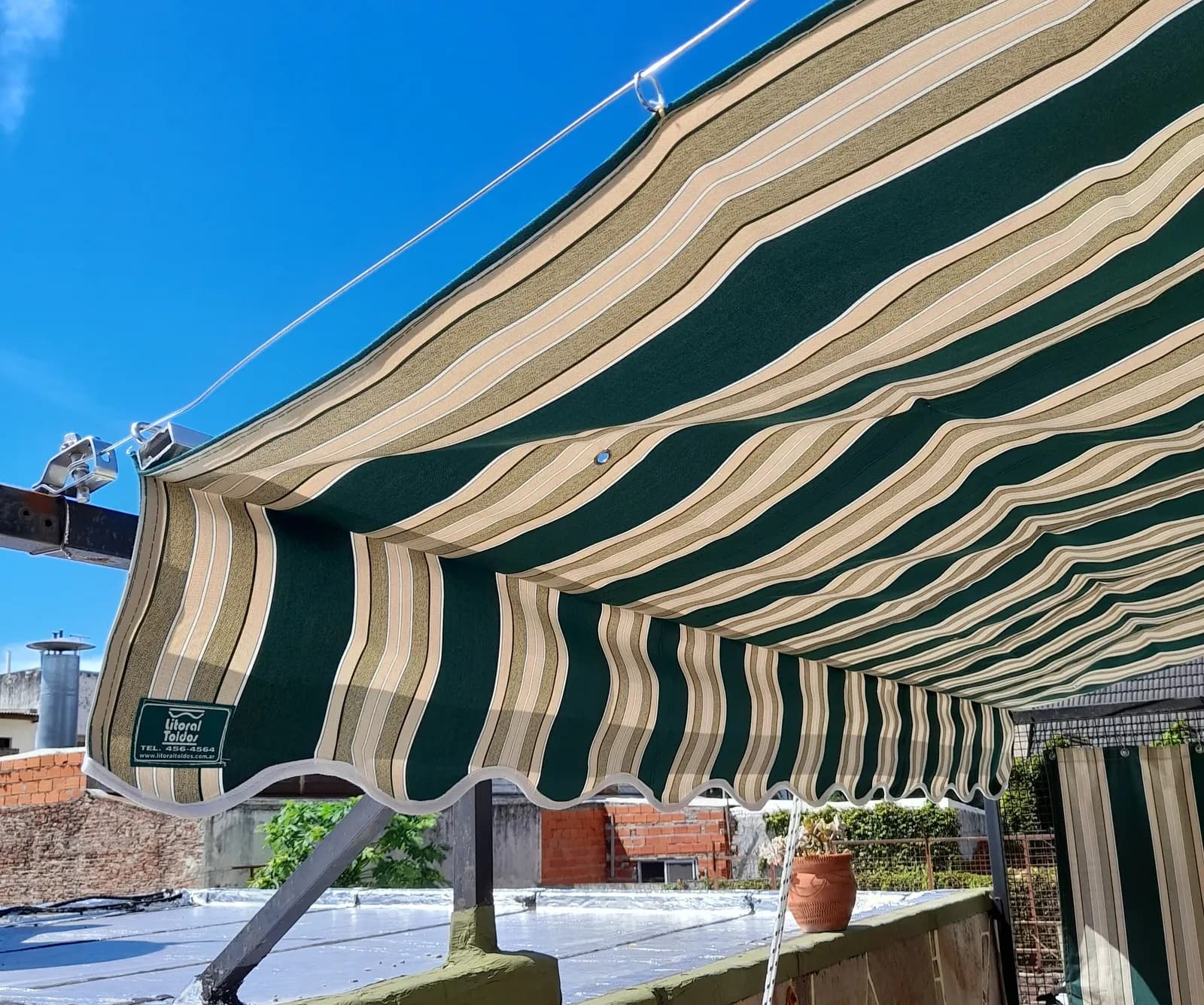Toldo de patio estilo romano visto desde abajo