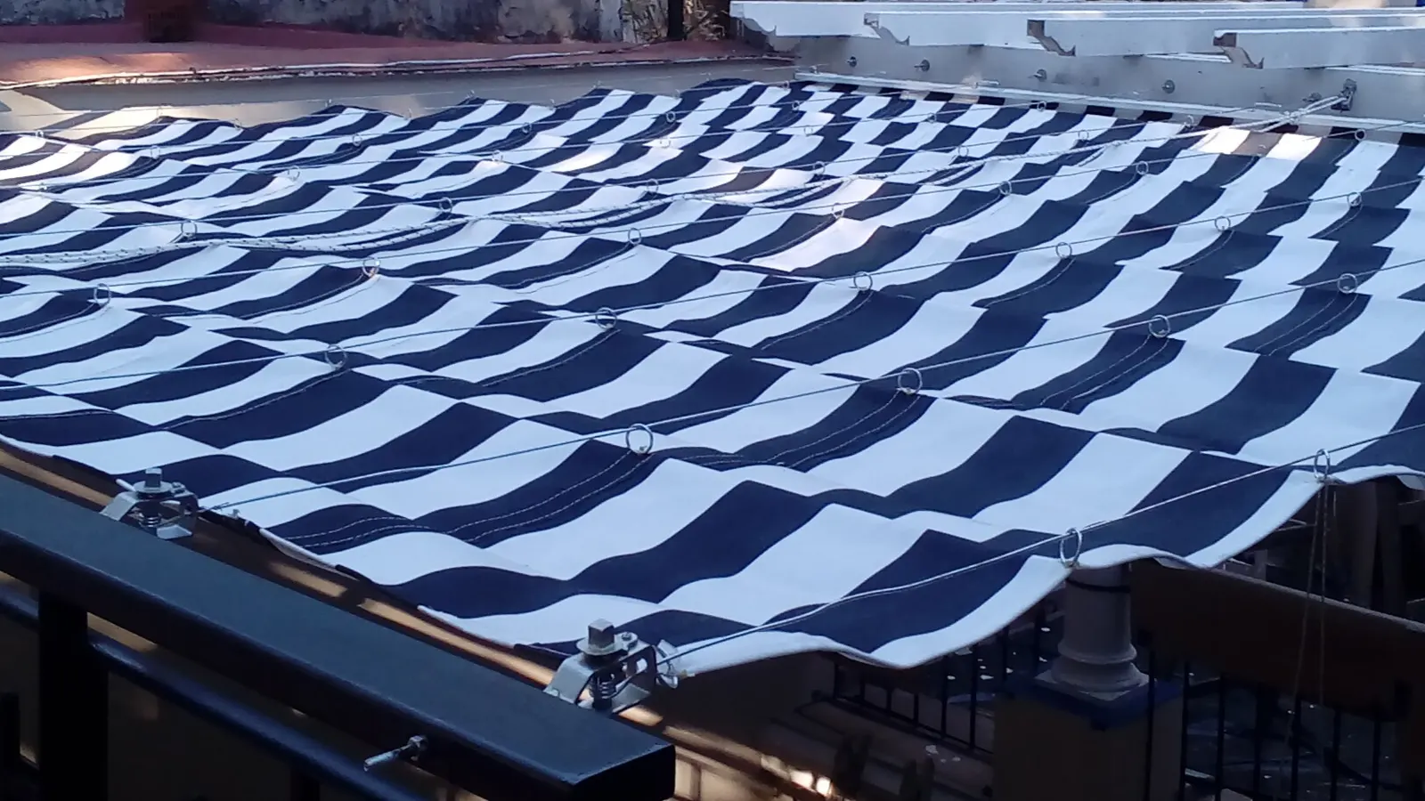 Toldo de lona fabricado por Litoral Toldos instalado en Rosario